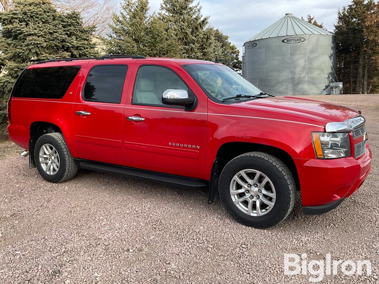 2012-chevrolet-suburban-1500-image-3