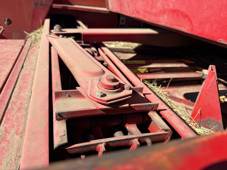 new-holland-275-image-7