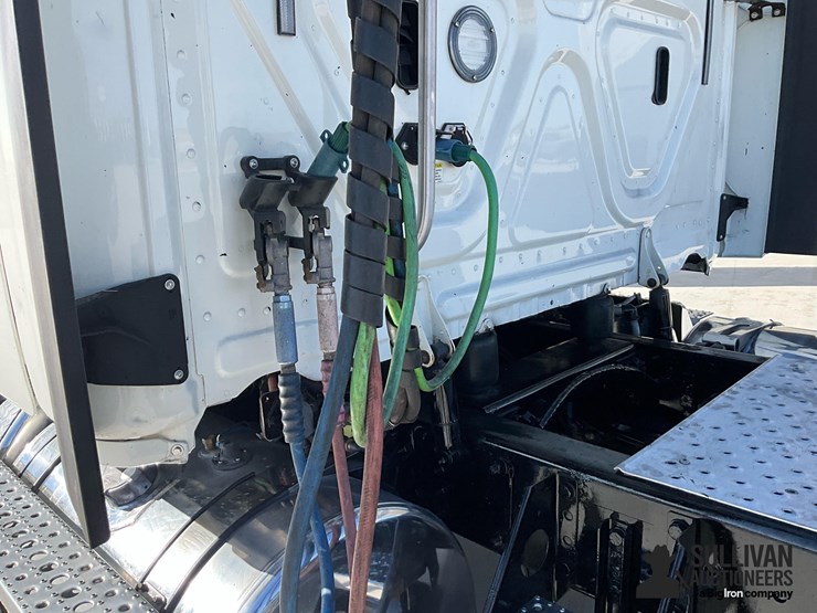 2018-freightliner-cascadia-125-image-17