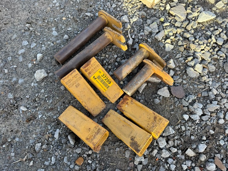 #37259-•-lot-of-(5)-excavator-bucket-teeth-&-pins-image-1
