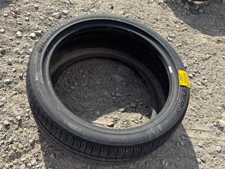#2807-•-(1)-235/40r19-tire-inv#-2807-image-1