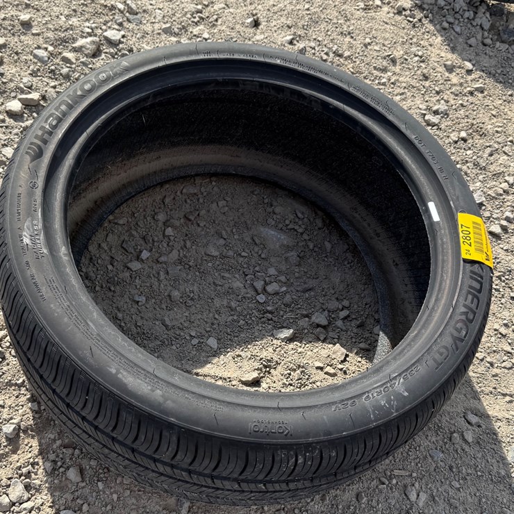 #2807 • (1) 235/40R19 Tire Inv# 2807