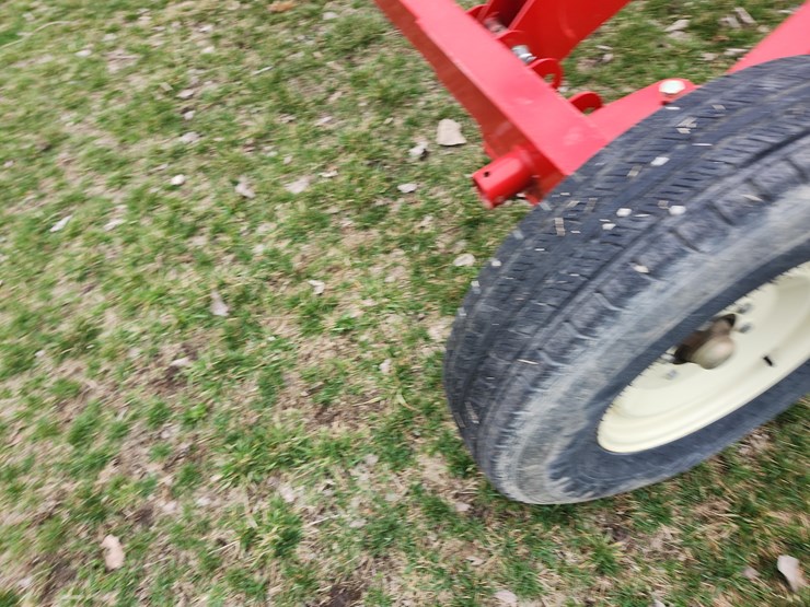 tag-#180,-10"x63'-hutchinson-swing-away-auger-image-7