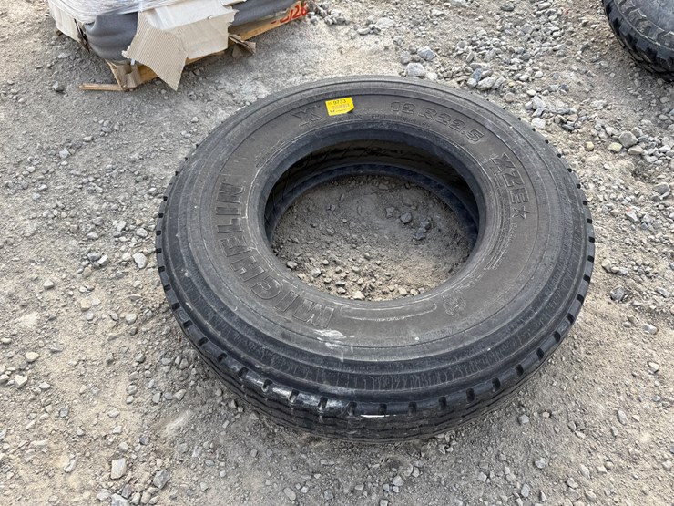 #9733-•-12r22.5-tire-inv#-9733-image-2