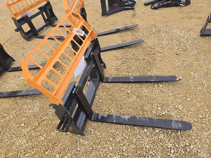 #8075-•-new-skid-steer-pallet-forks--4000-lb-rating-image-3