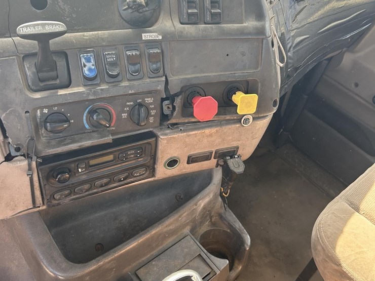 2003-sterling-lt9500-image-13