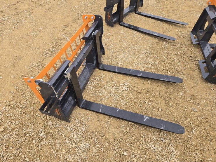 #8076-•-new-skid-steer-pallet-forks--4000-lb-rating-image-1