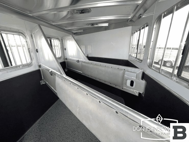 2023-featherlite-7541-304a-3-h-gooseneck-horse-trailer-image-15