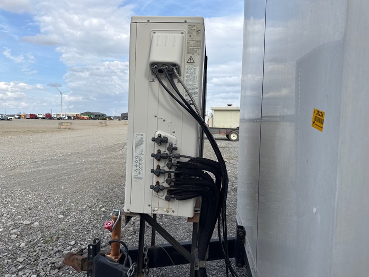 #38234-•-2012-comforts-of-home-22'-t/a-(3)-stall-mobile-shower-&-bathroom-4c9tn2225cm081303-inv#-38234-image-14