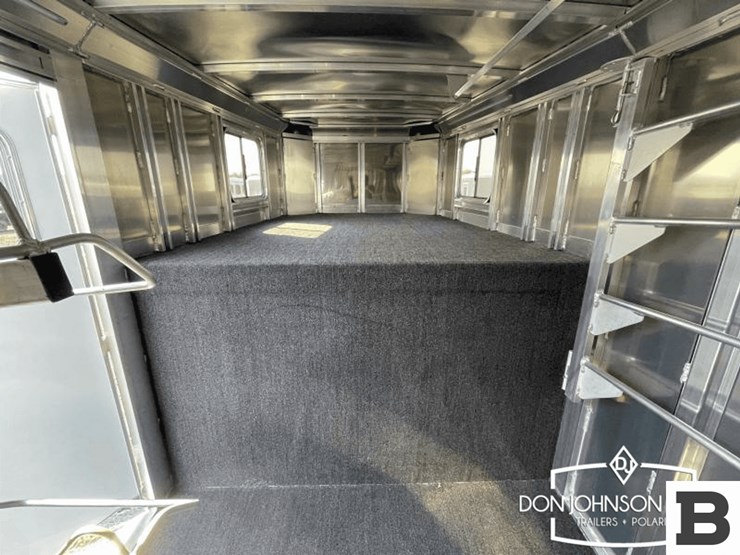 2024-featherlite-9600-7350-3-h-gooseneck-horse-trailer-image-17