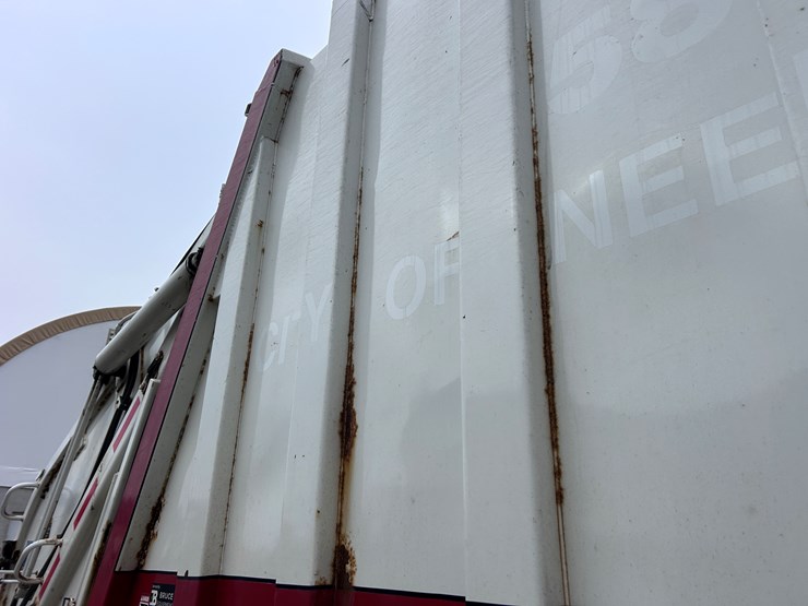 international-7400-image-24