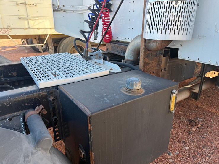 1993-peterbilt-377-image-7