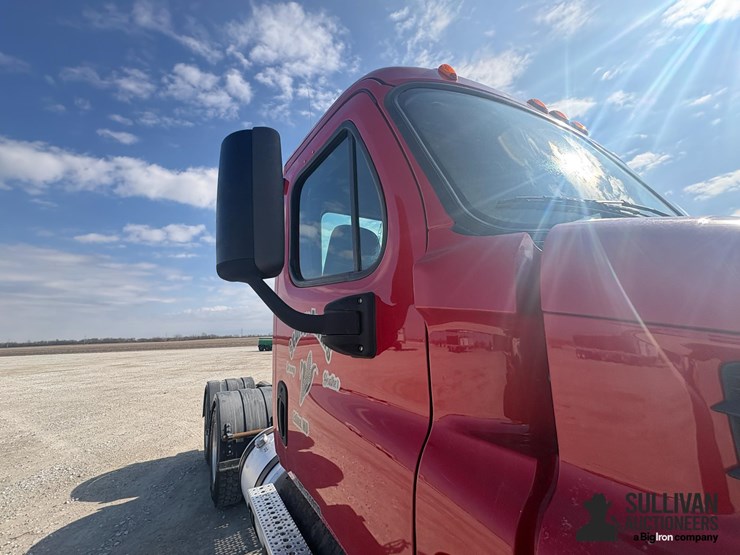 2015-freightliner-cascadia-113-image-18