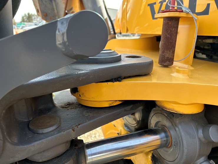 2012-volvo-bl70b-image-63