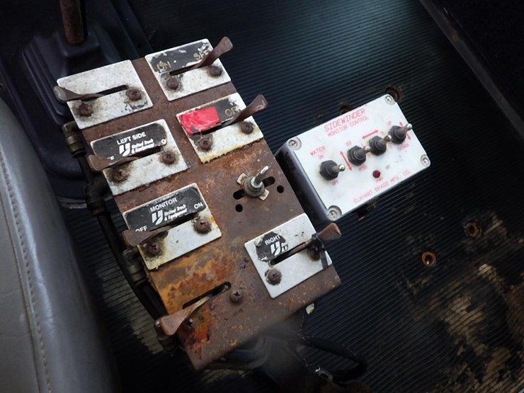 2007-peterbilt-335-image-30