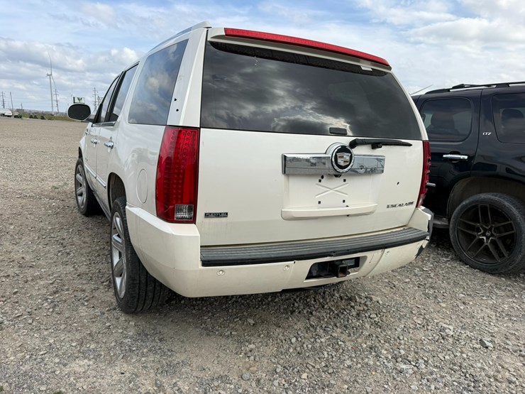 2011-cadillac-escalade-image-3