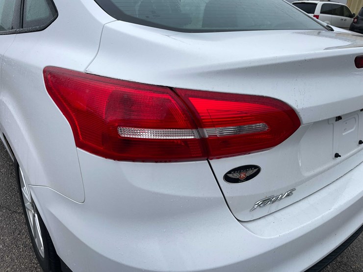 #1428-•-2015-white-ford-focus-se-sedan-(has-wi-title)-image-23