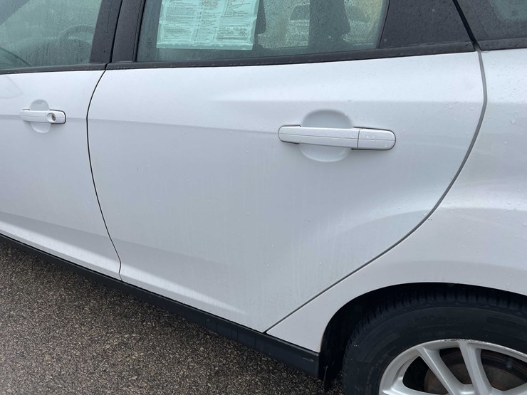 #1428-•-2015-white-ford-focus-se-sedan-(has-wi-title)-image-28