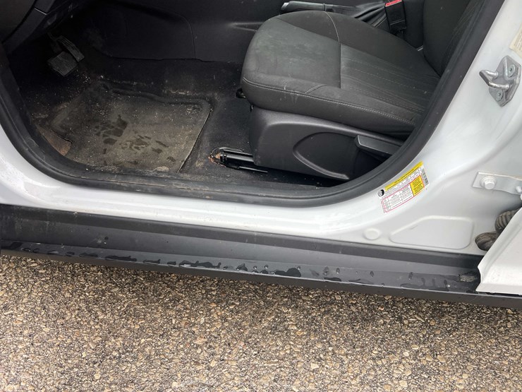 #1428-•-2015-white-ford-focus-se-sedan-(has-wi-title)-image-33