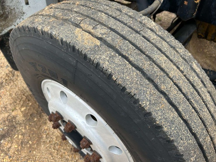 2001-peterbilt-330-image-26