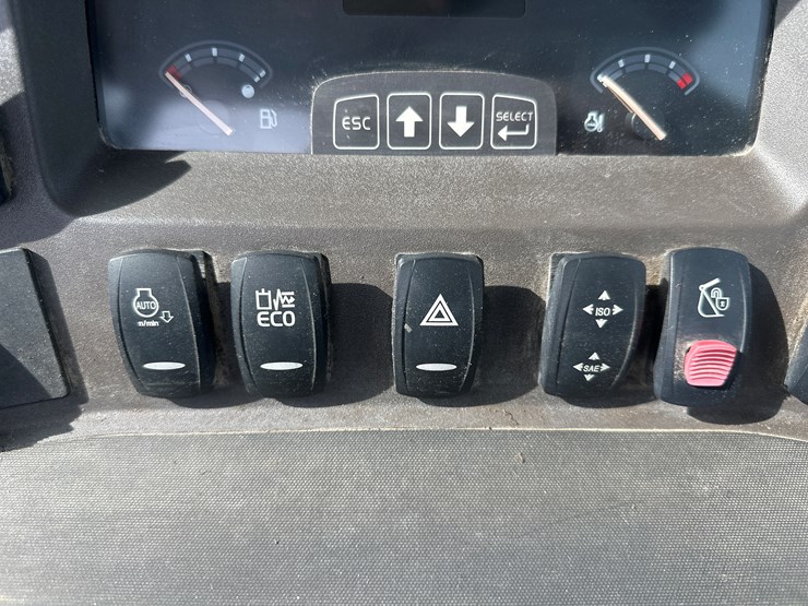 2012-volvo-bl70b-image-102