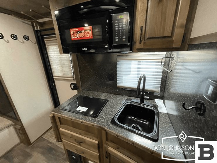 2024-trails-west-classic-lq-4-h-horse-trailer-image-33