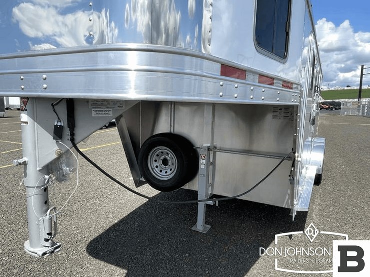 2023-featherlite-7541-304a-3-h-gooseneck-horse-trailer-image-12