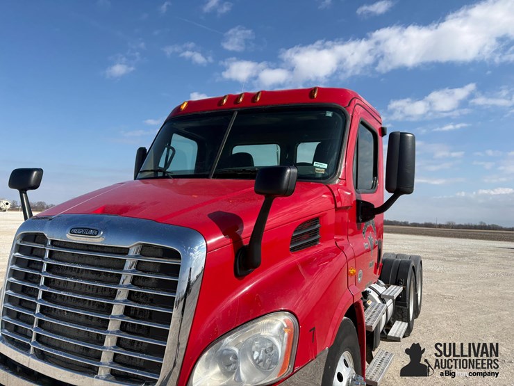 2015-freightliner-cascadia-113-image-14