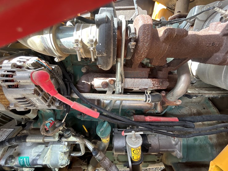 2012-volvo-bl70b-image-90