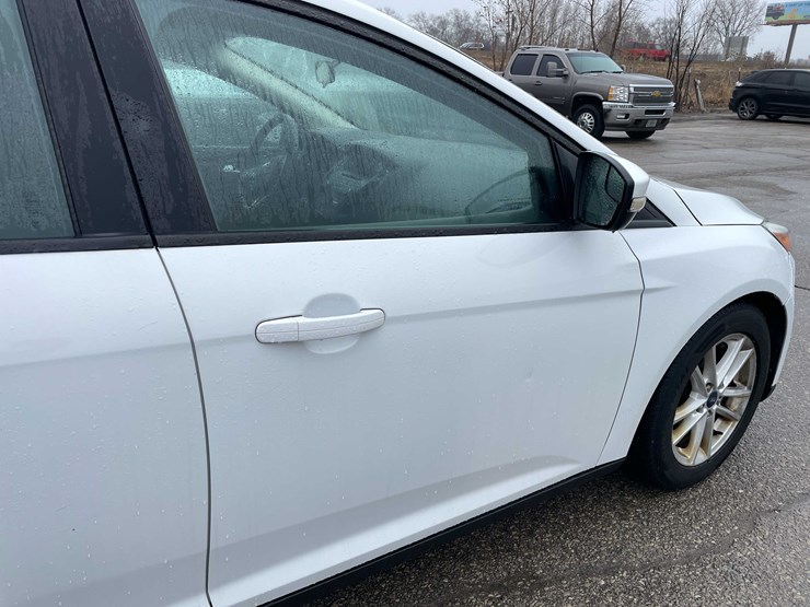 #1428-•-2015-white-ford-focus-se-sedan-(has-wi-title)-image-16