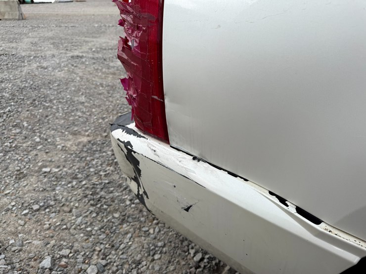 2011-cadillac-escalade-image-30