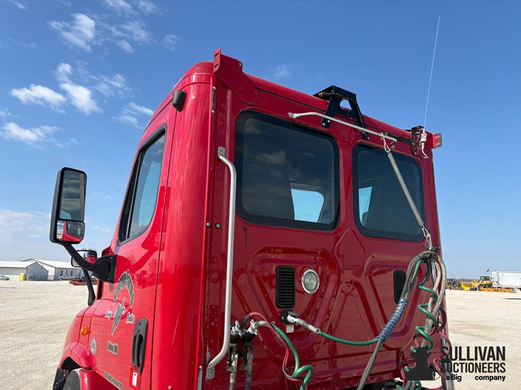 2015-freightliner-cascadia-113-image-12