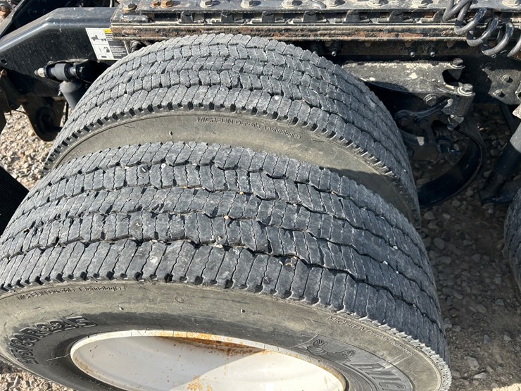 2016-peterbilt-579-image-25