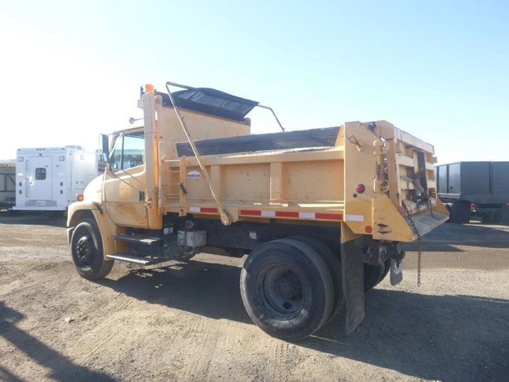 2004-freightliner-fl70-image-4