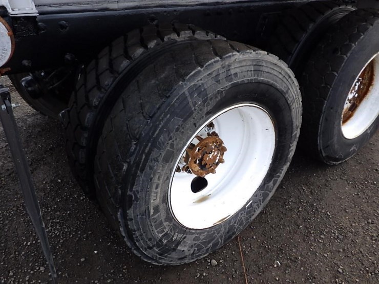 2007-peterbilt-335-image-36