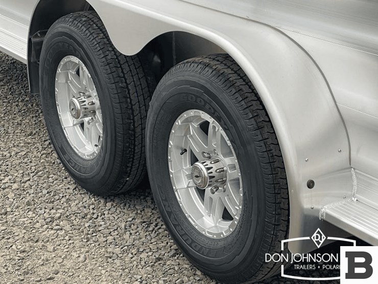 2024-featherlite-9400-72pt-2-h-horse-trailer-image-9