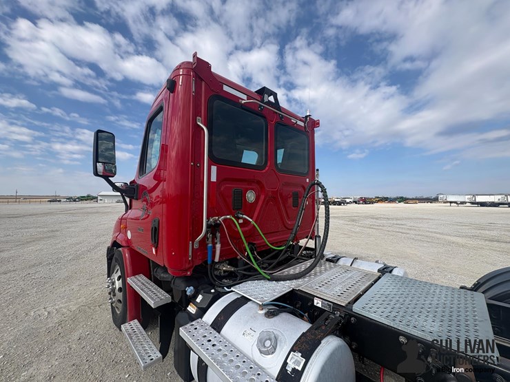 2015-freightliner-cascadia-113-image-10