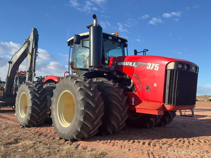 2017-versatile-375-tractor-image-2