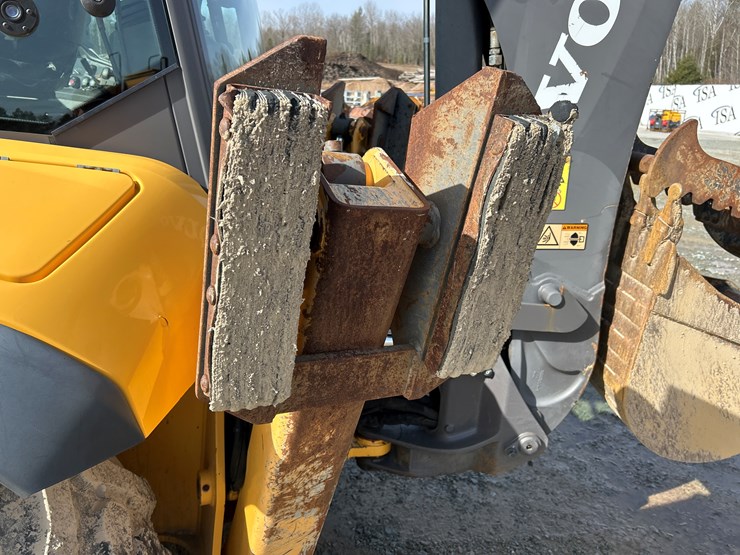 2012-volvo-bl70b-image-44