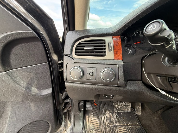 2014-chevrolet-tahoe-image-26