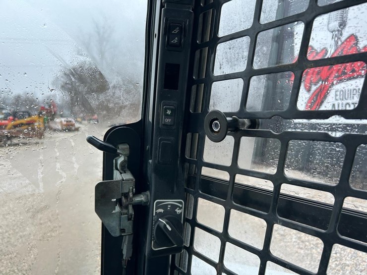 2022-bobcat-t870-image-28