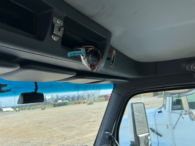 2016-peterbilt-579-image-70