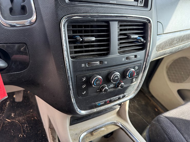 2014-dodge-grand-caravan-image-37