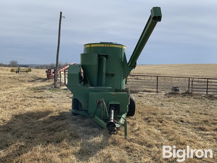 john-deere-700-image-2