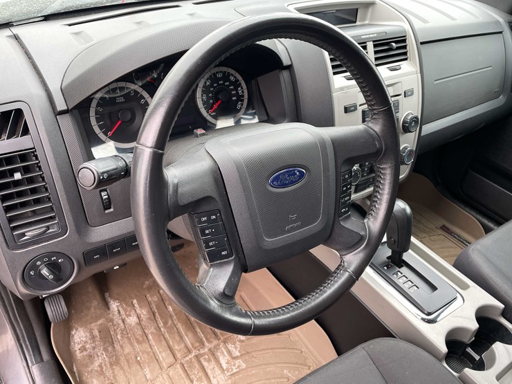 2011-ford-escape-image-45