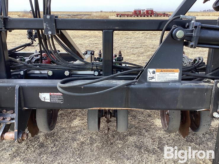 strip-cat-16r30-strip-till-machine-image-12