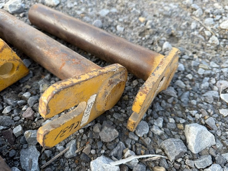 #37259-•-lot-of-(5)-excavator-bucket-teeth-&-pins-image-10