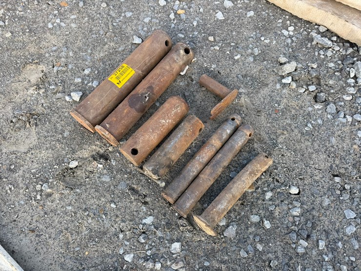 #37258-•-lot-of-excavator-pins-image-1
