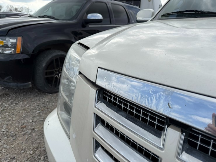 2011-cadillac-escalade-image-22