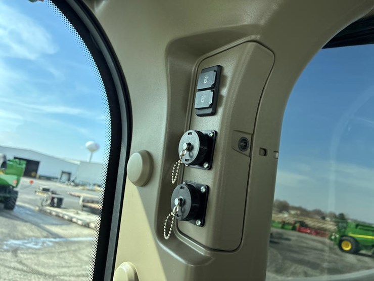 2022-john-deere-600r-image-90